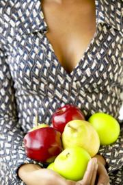 owoce - jabłka - kobieta - dekolt.jpg